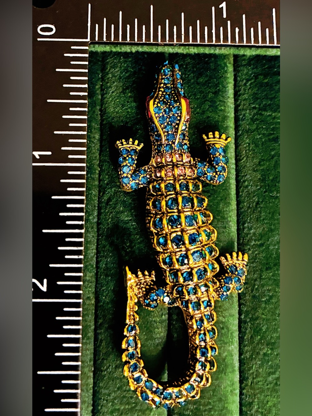 Gold and Blue Alligator Reptile Brooch – Decorative Pet-Themed Pin